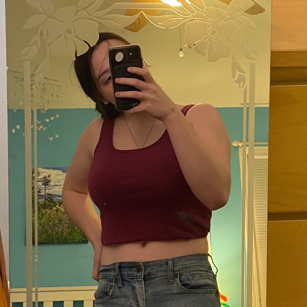 Cropped maroon tank top